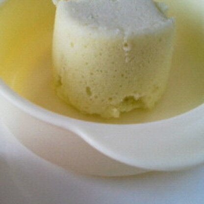 メロンの氷蜜をちょこっと入れて、黄緑色です
＾＾
コップで作るの、子供が喜んでくれました♪
